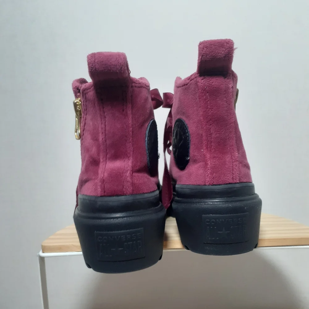 🔥3/$70 🎉S-HP🎉 Converse Girls Hi-Top Sneakers